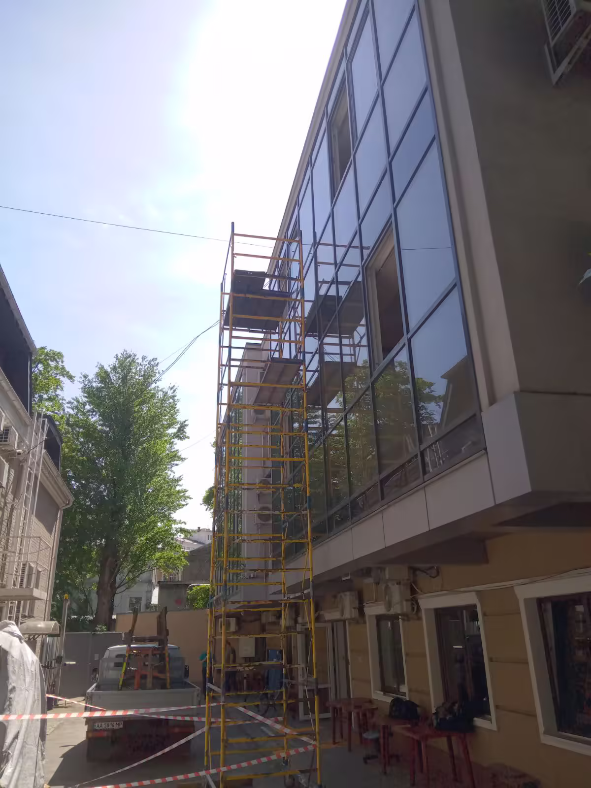 Повне скління фасаду будівлі